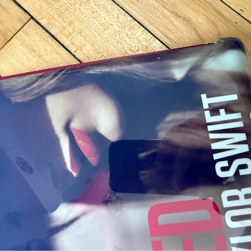 Taylor Swift‎ Red photo IPad cover 2012